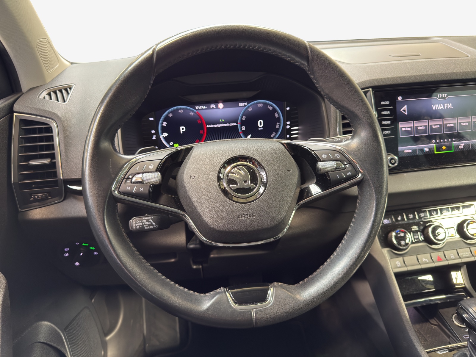 SKODA Karoq 2.0 TDI CR Tour 4x4 DSG-image-9