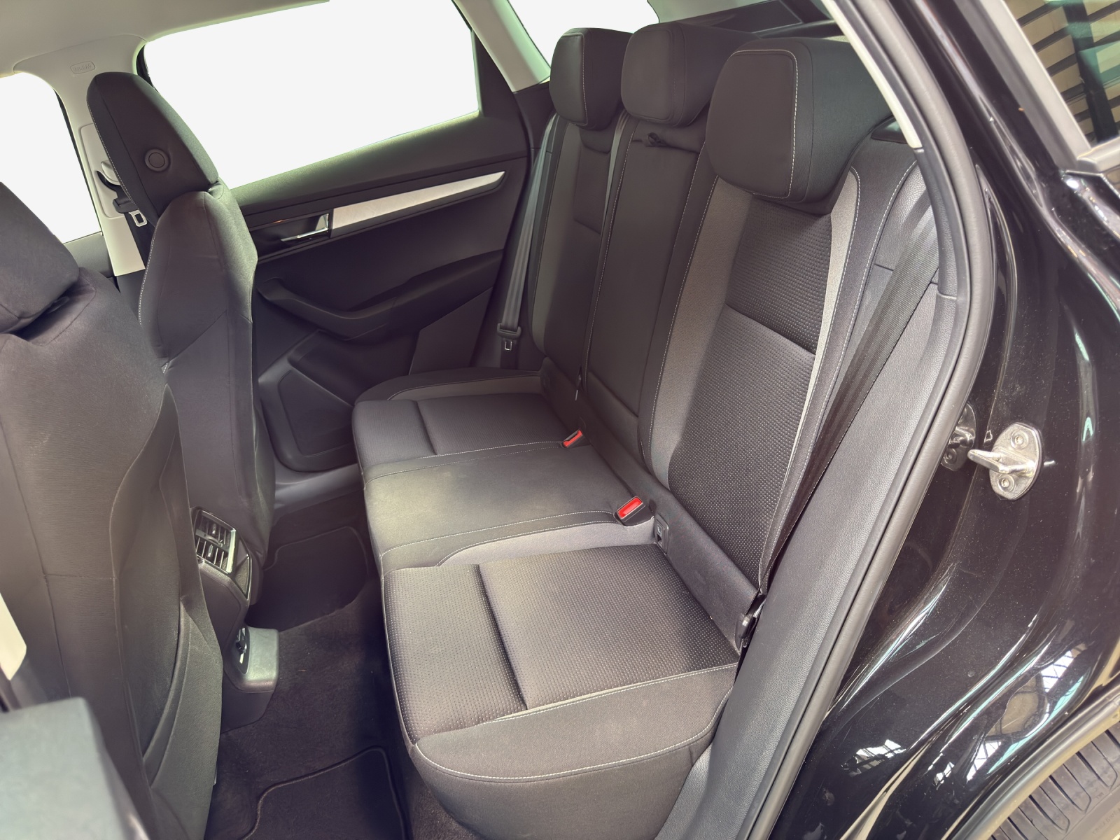 SKODA Karoq 2.0 TDI CR Tour 4x4 DSG-image-11