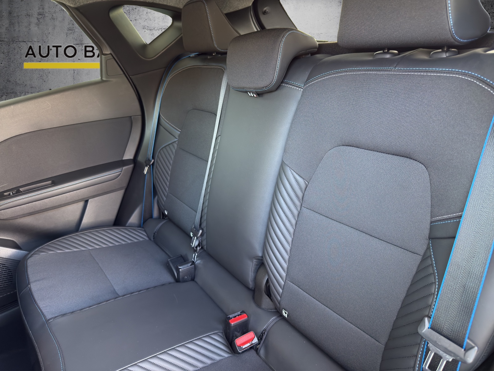 RENAULT Captur 1.3 TCe Esprit Alpine EDC-image-11