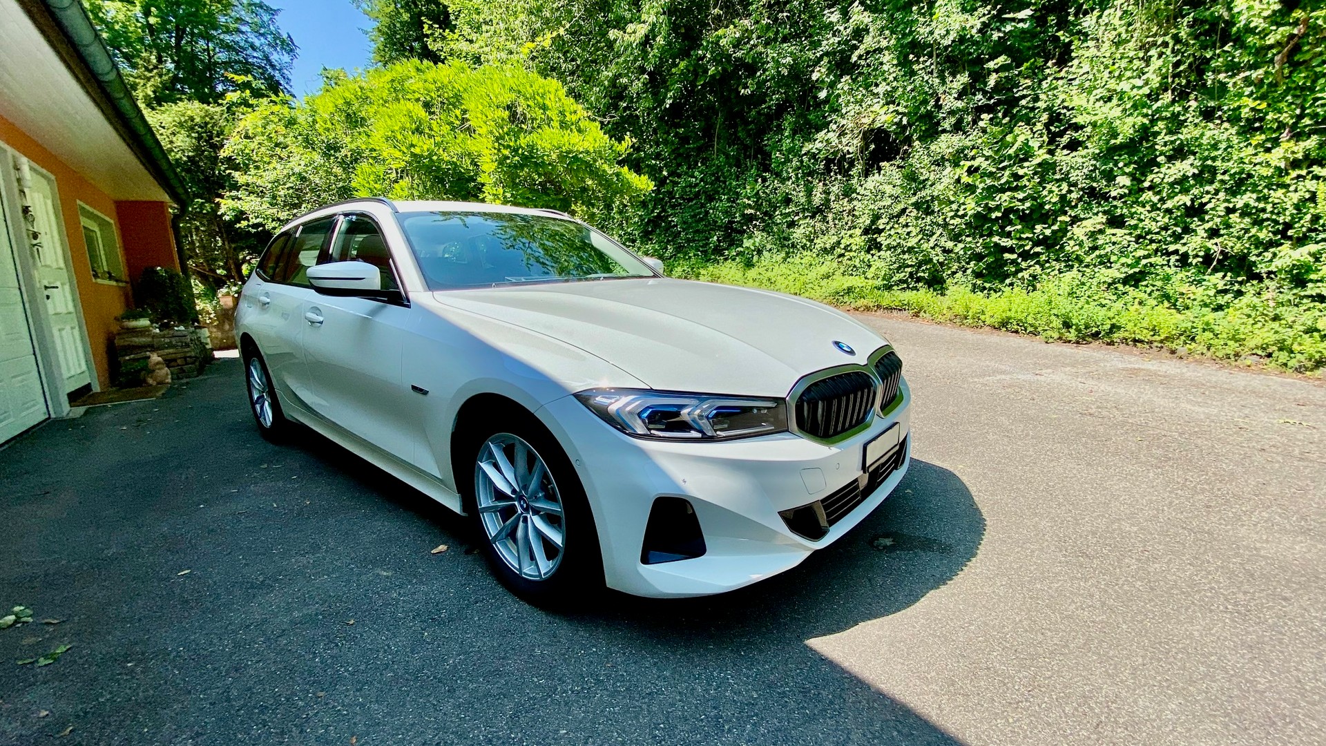 BMW 330e x DriveTouring Steptronic-image-2