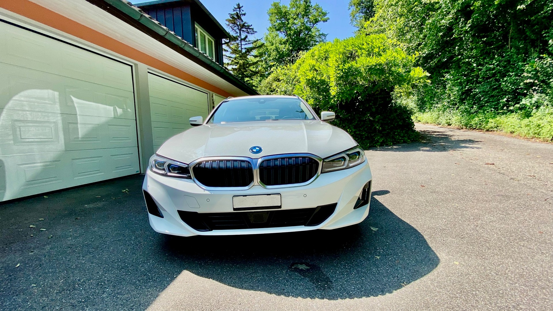 BMW 330e x DriveTouring Steptronic-image-1