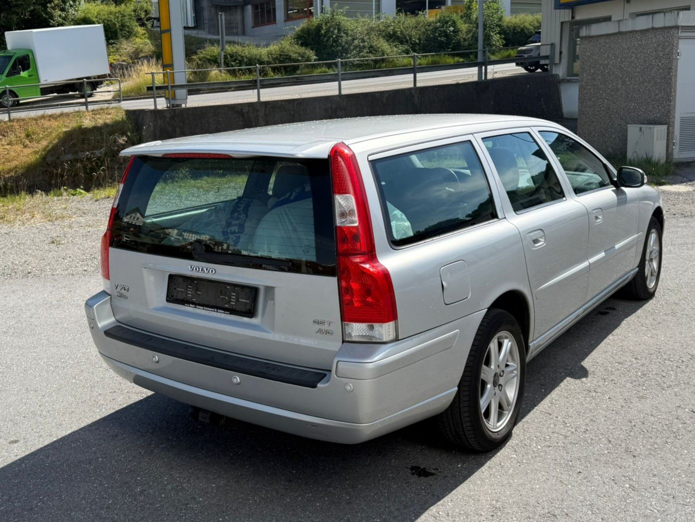 VOLVO V70 2.5T AWD Momentum-image-2