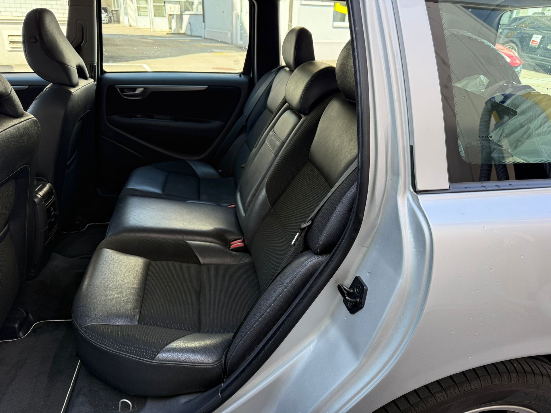 VOLVO V70 2.5T AWD Momentum-image-9