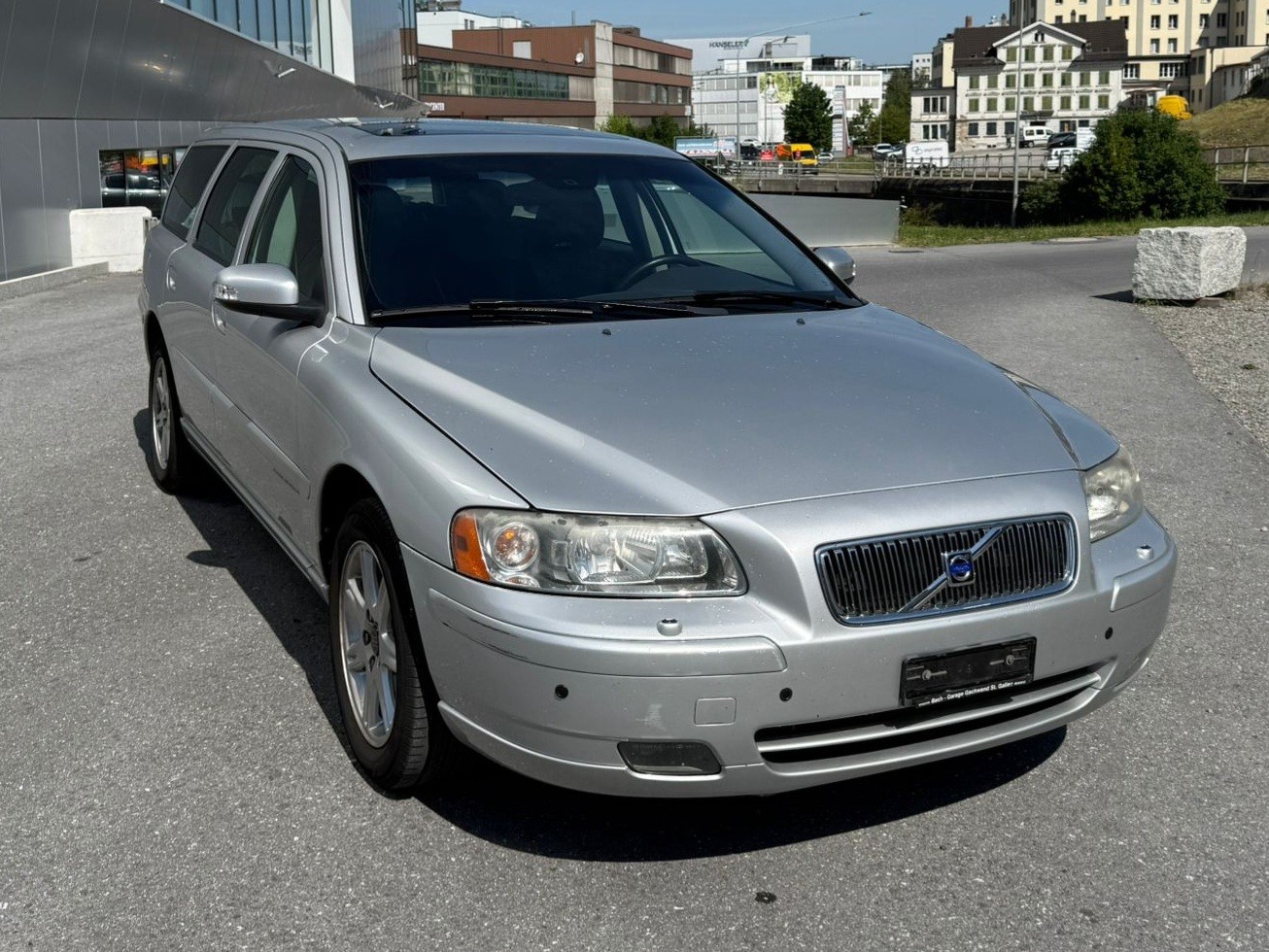 VOLVO V70 2.5T AWD Momentum-image-1