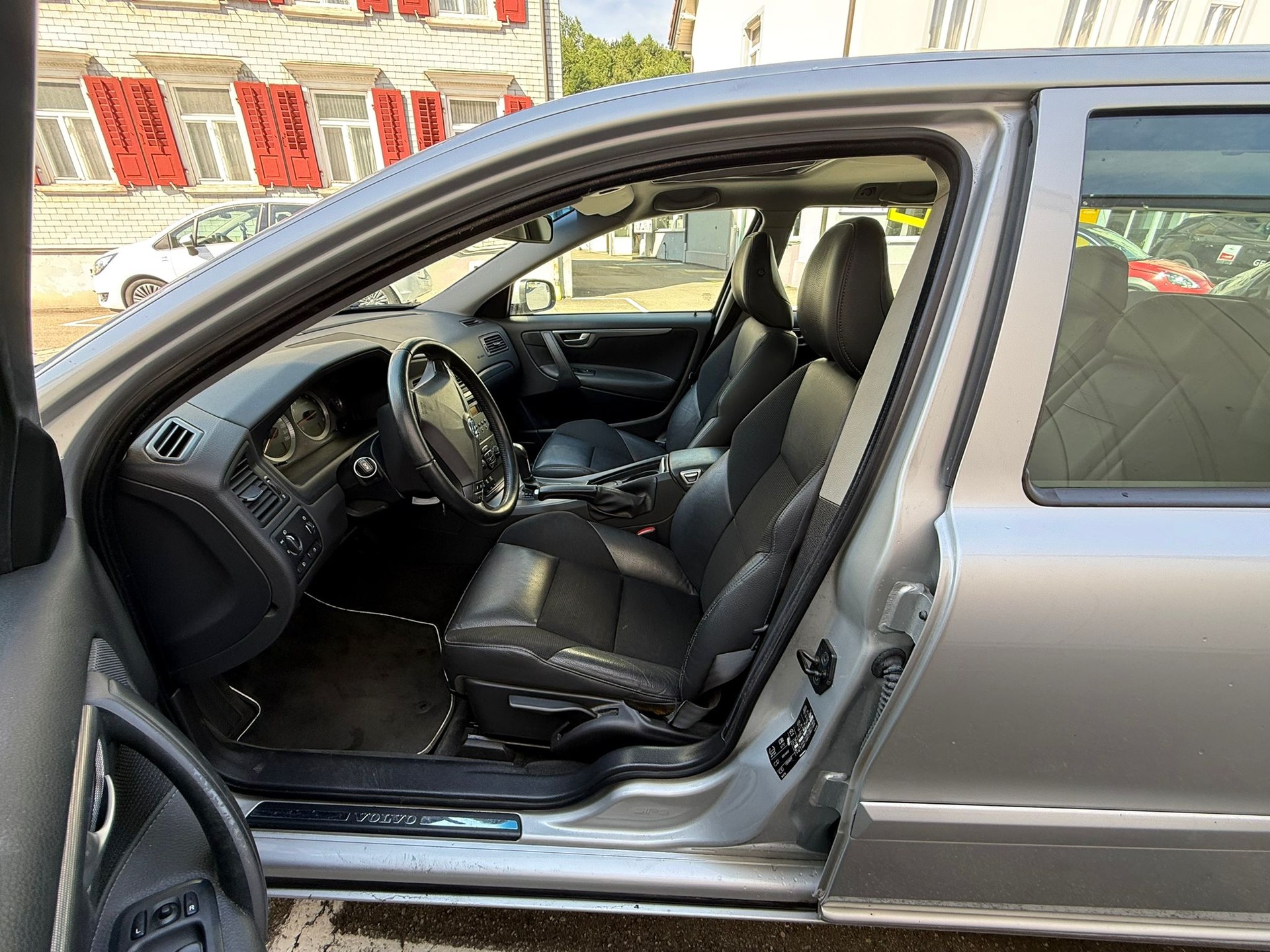 VOLVO V70 2.5T AWD Momentum-image-10