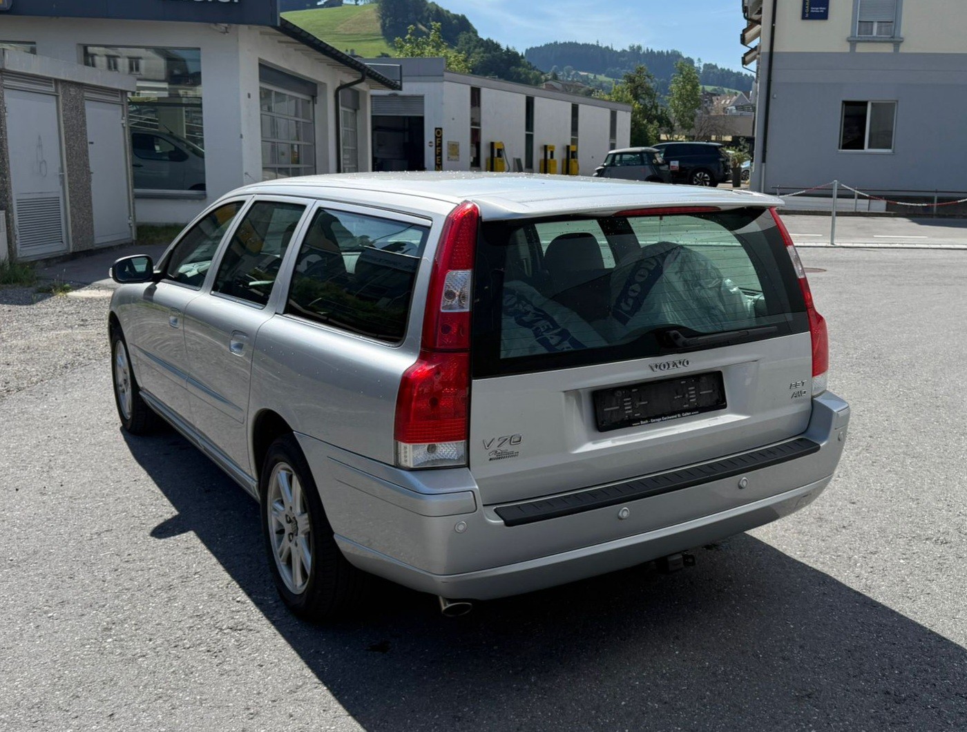 VOLVO V70 2.5T AWD Momentum-image-3