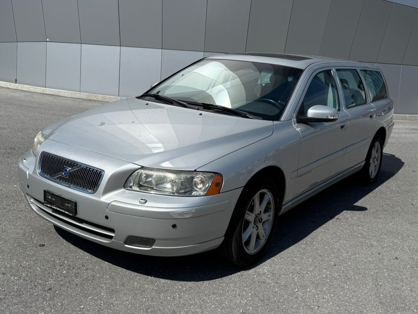 VOLVO V70 2.5T AWD Momentum-image-0