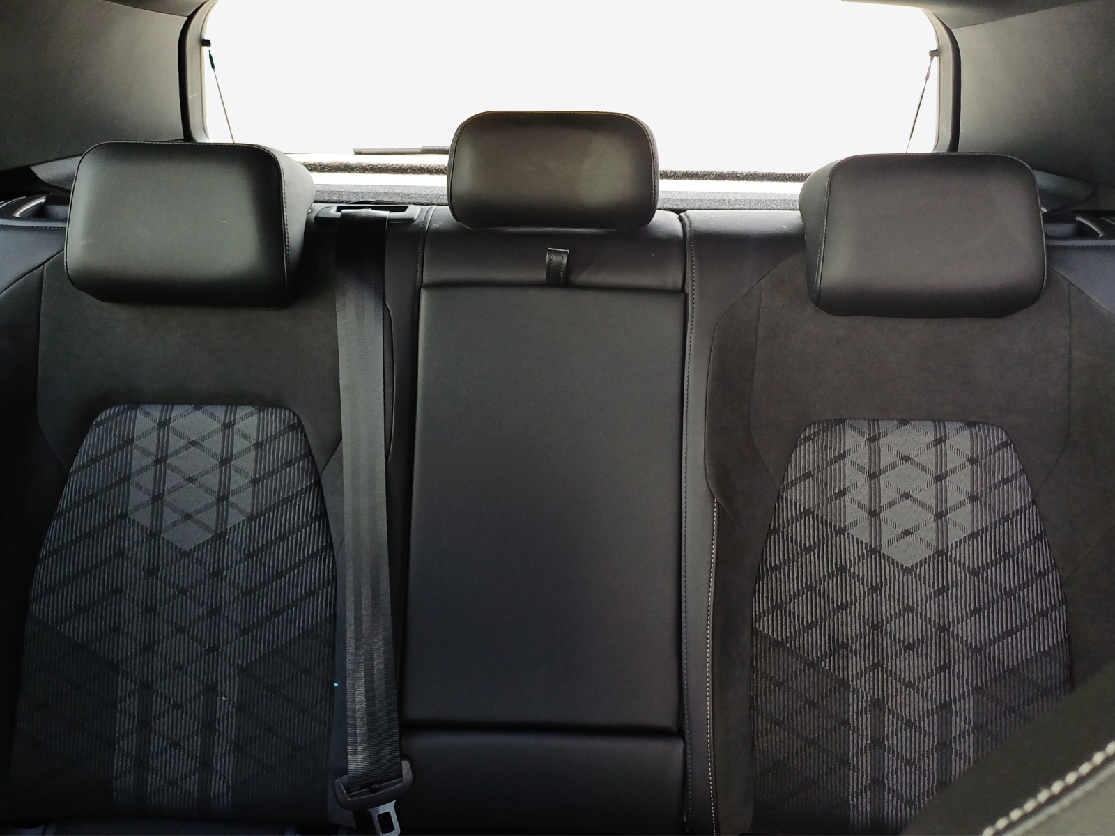 VW Golf 1.5 e TSI mHEV R-Line DSG-image-11