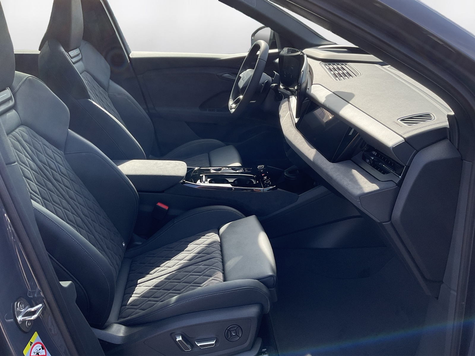 AUDI Q6 e-tron quattro-image-13