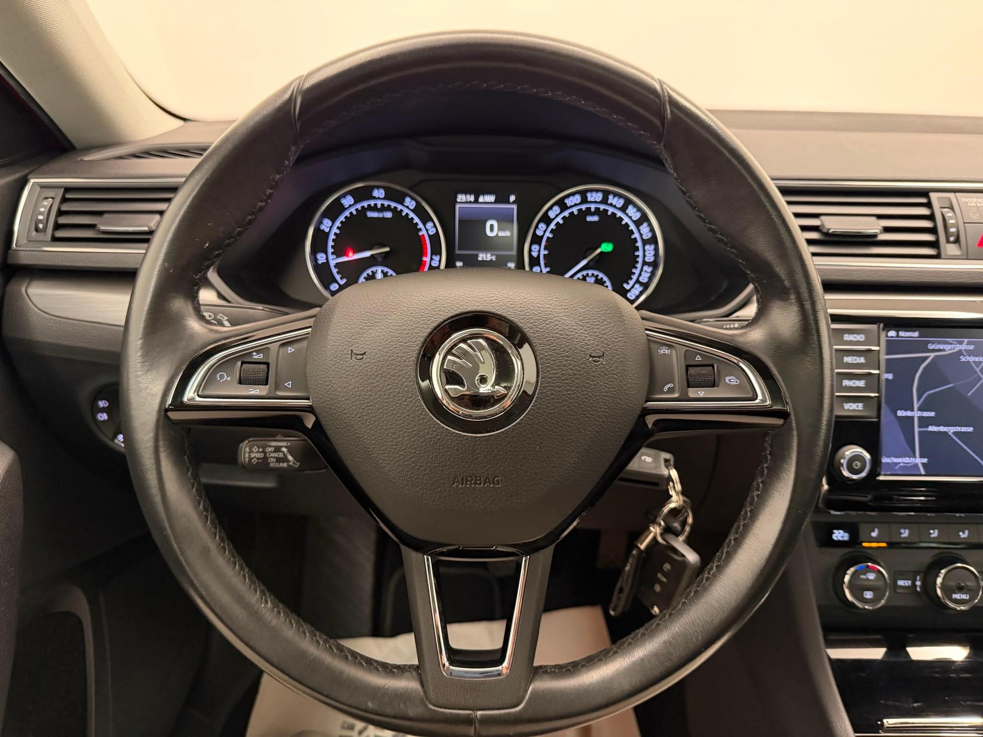 SKODA Superb Combi 2.0 TSI 280 Style 4x4 DSG-image-16