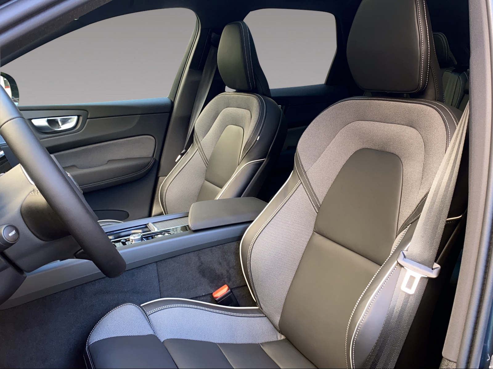 VOLVO XC60 2.0 T6 TE Black Edition eAWD-image-6