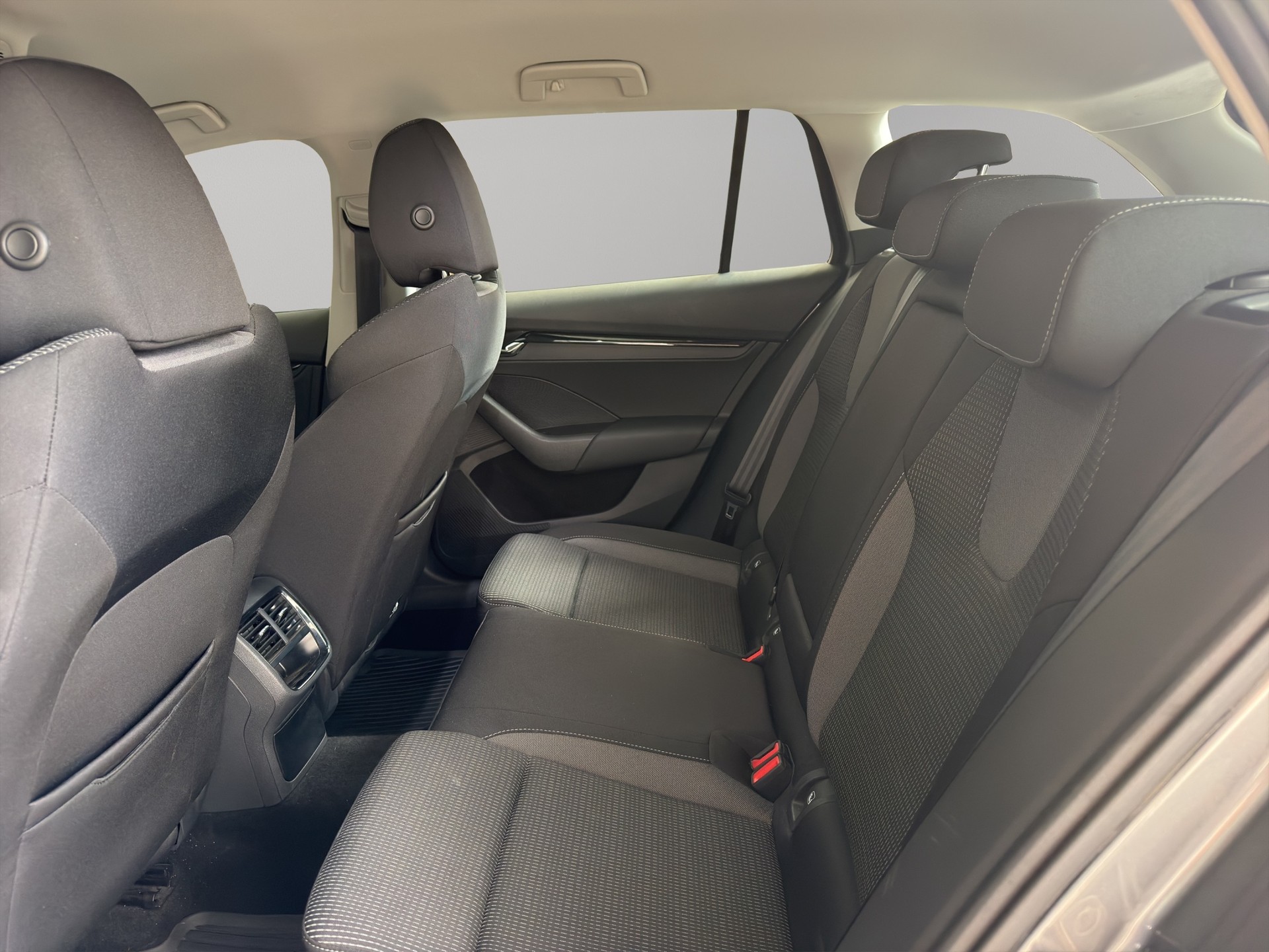 SKODA Octavia Combi 2.0 TDI DSG Ambition 4x4-image-11