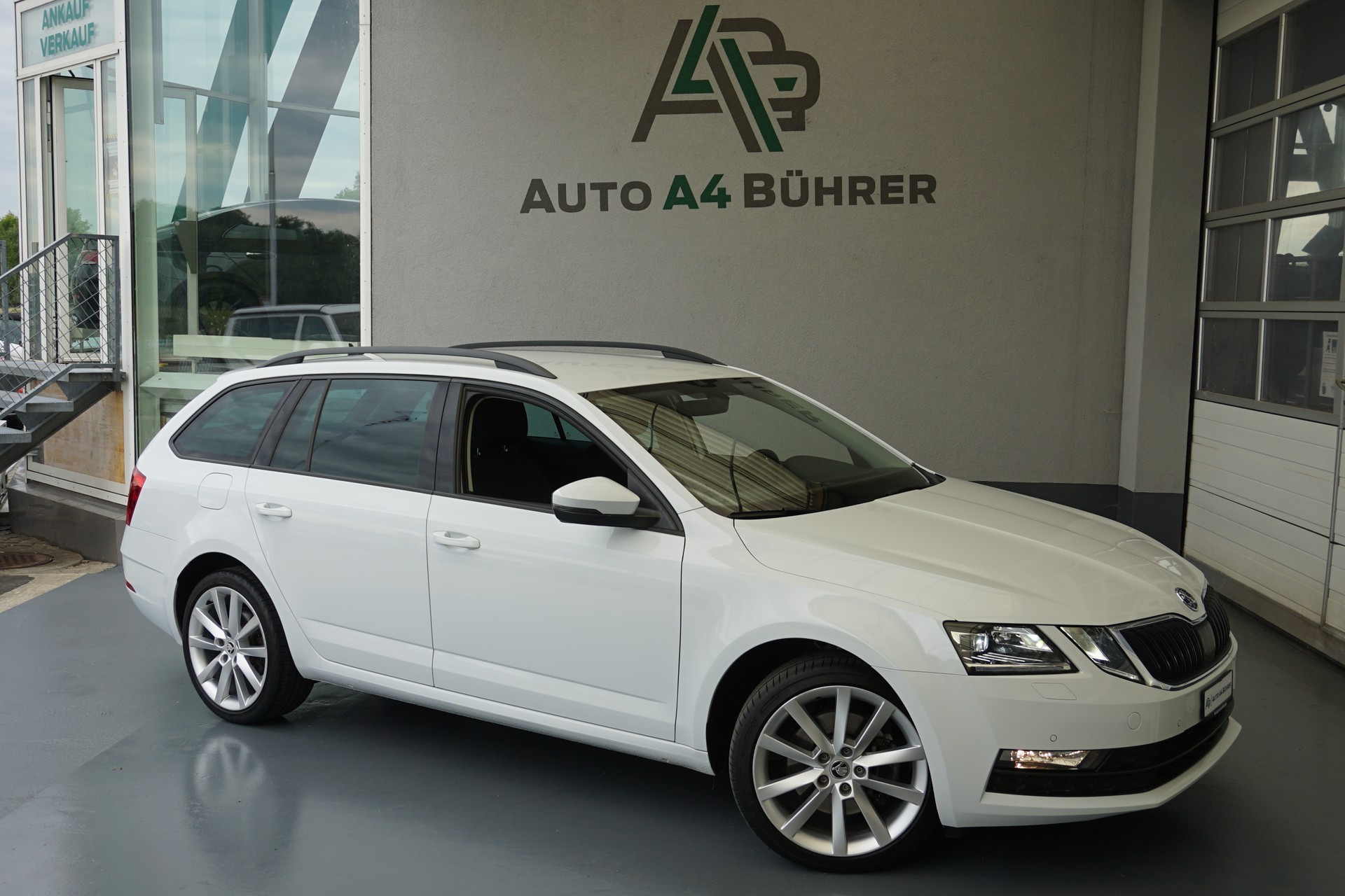 SKODA Octavia 2.0TSI Soleil 4x4 190PS aus erster Hand mit Abstandsregeltempomat und AHK (unbenützt) !!-showroom-element-1