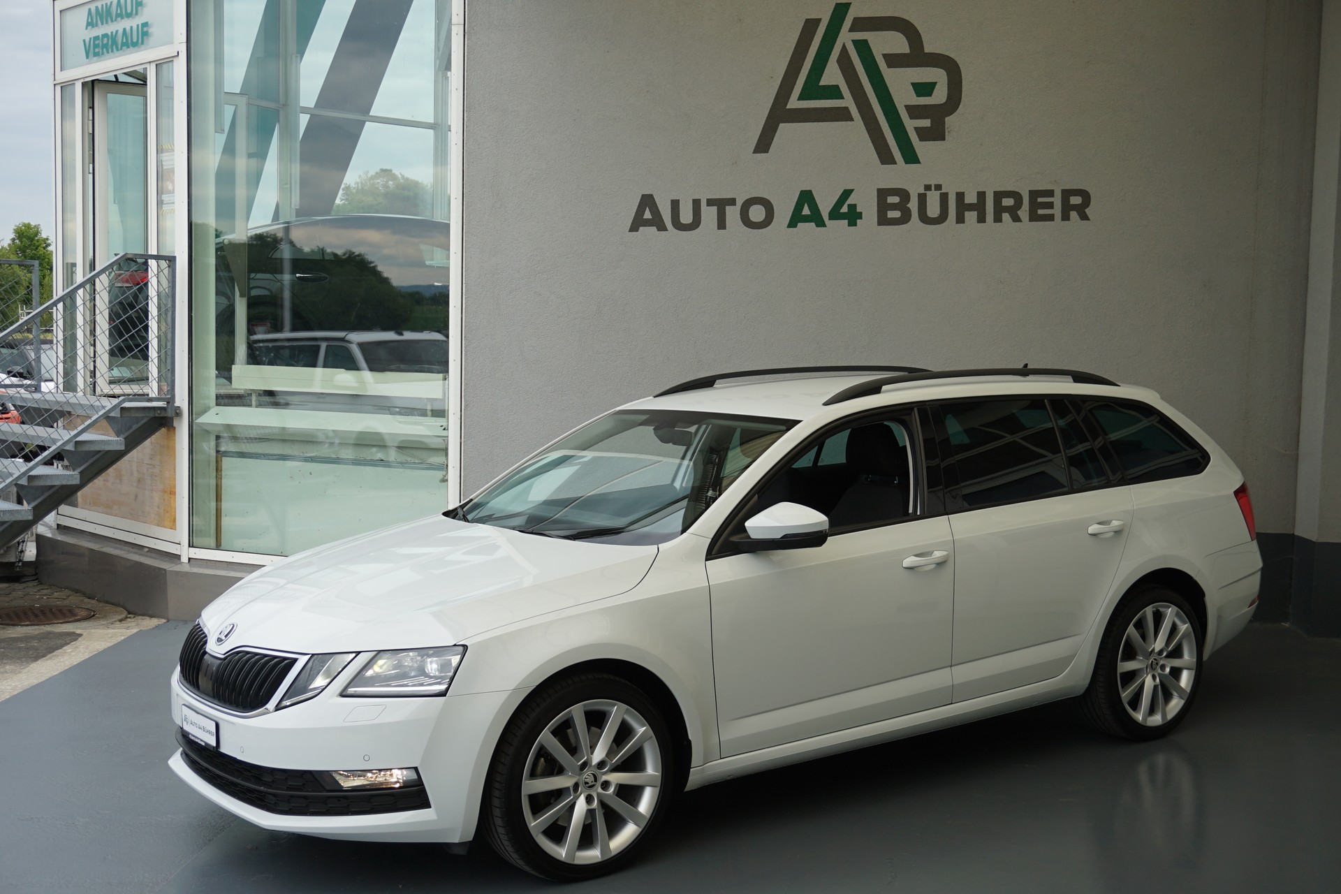 SKODA Octavia 2.0TSI Soleil 4x4 190PS aus erster Hand mit Abstandsregeltempomat und AHK (unbenützt) !!-showroom-element-3