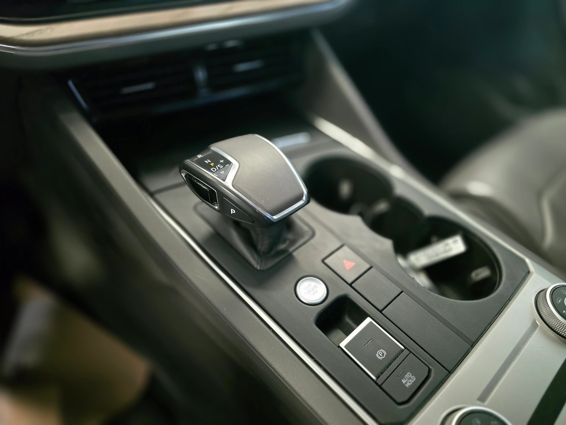 VW Touareg 3.0 TDI Elegance-image-10