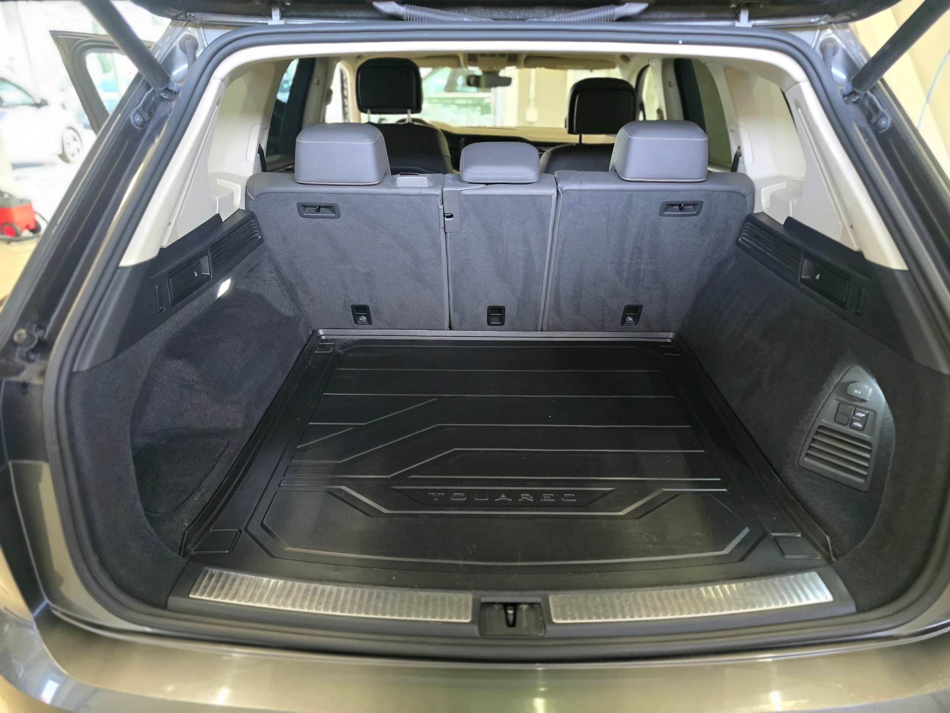 VW Touareg 3.0 TDI Elegance-image-14
