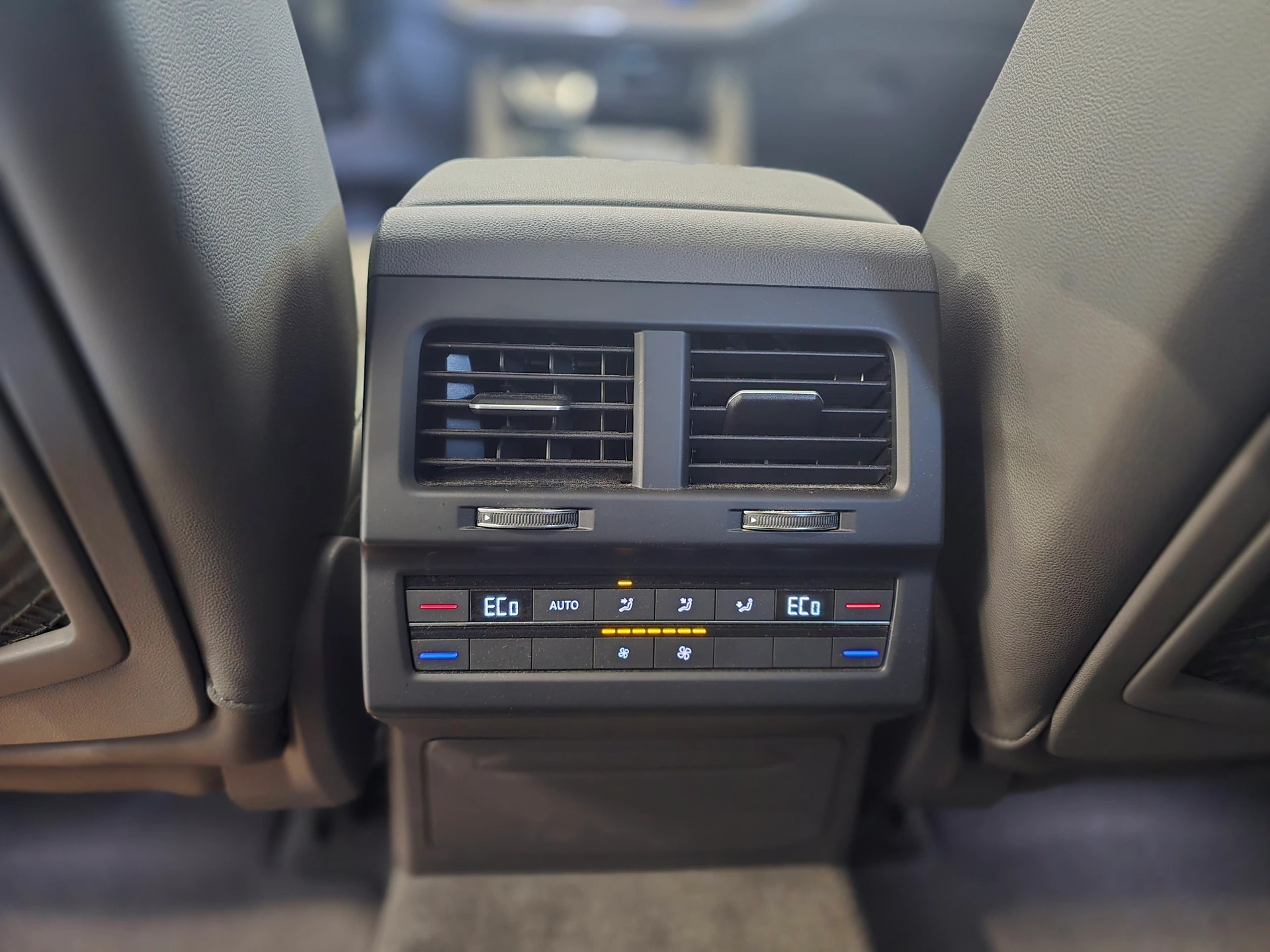 VW Touareg 3.0 TDI Elegance-image-13