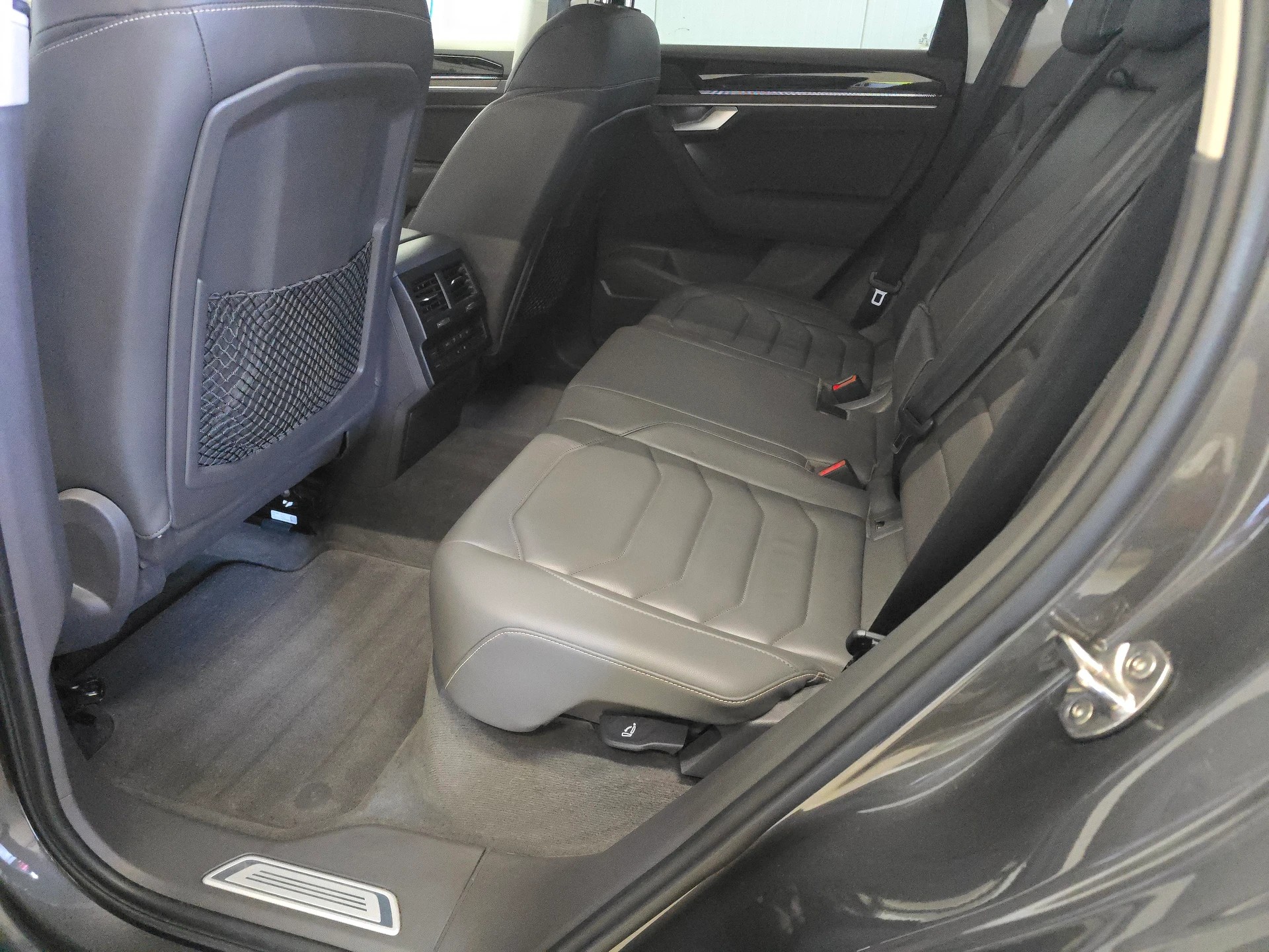 VW Touareg 3.0 TDI Elegance-image-12