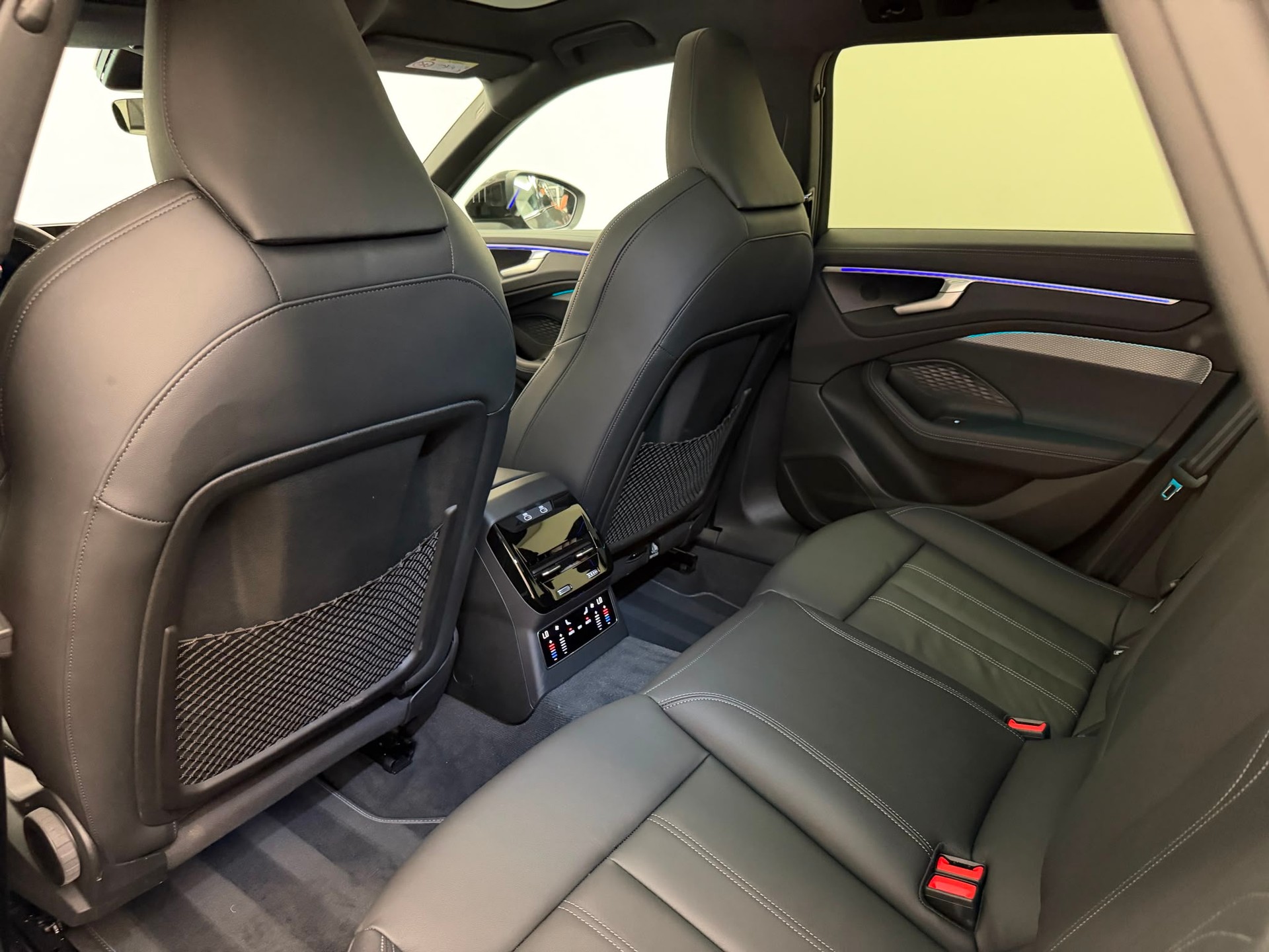AUDI A6 Avant TDI S-Line 150 kW S tronic-image-12
