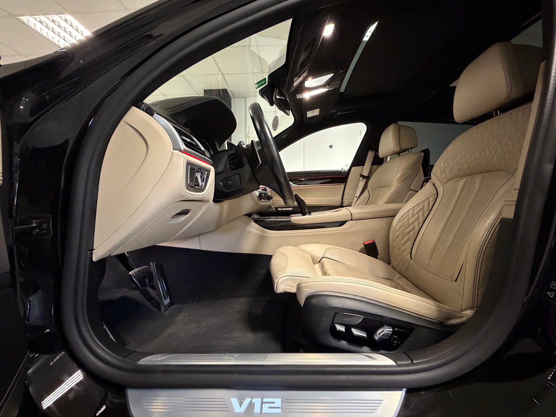 BMW M760Li xDrive Steptronic-image-19