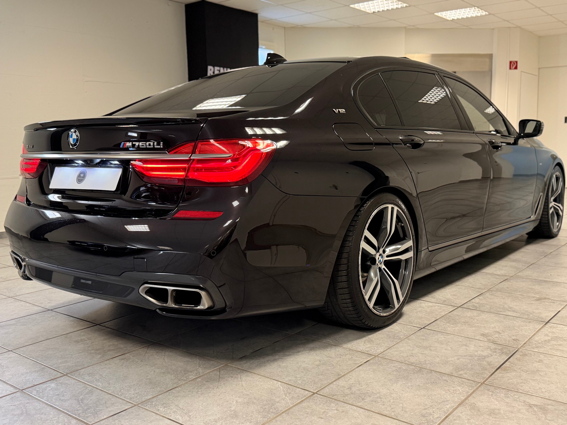 BMW M760Li xDrive Steptronic-image-14