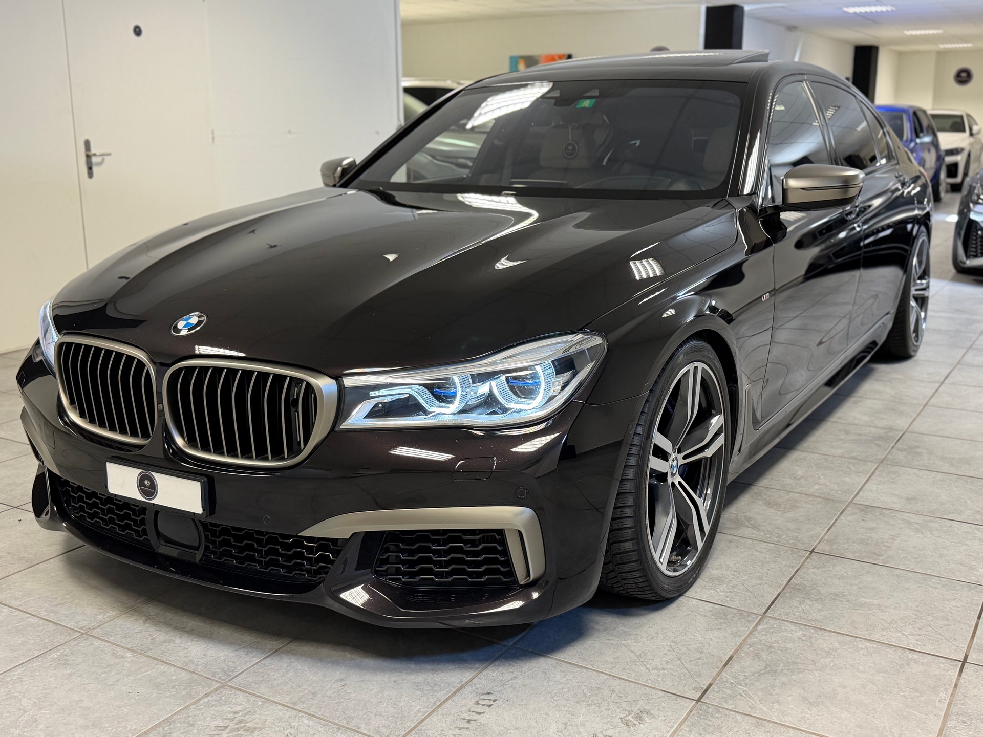 BMW M760Li xDrive Steptronic-image-5