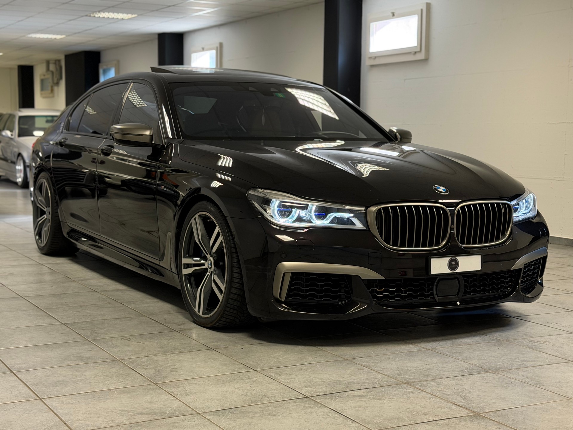 BMW M760Li xDrive Steptronic-image-4
