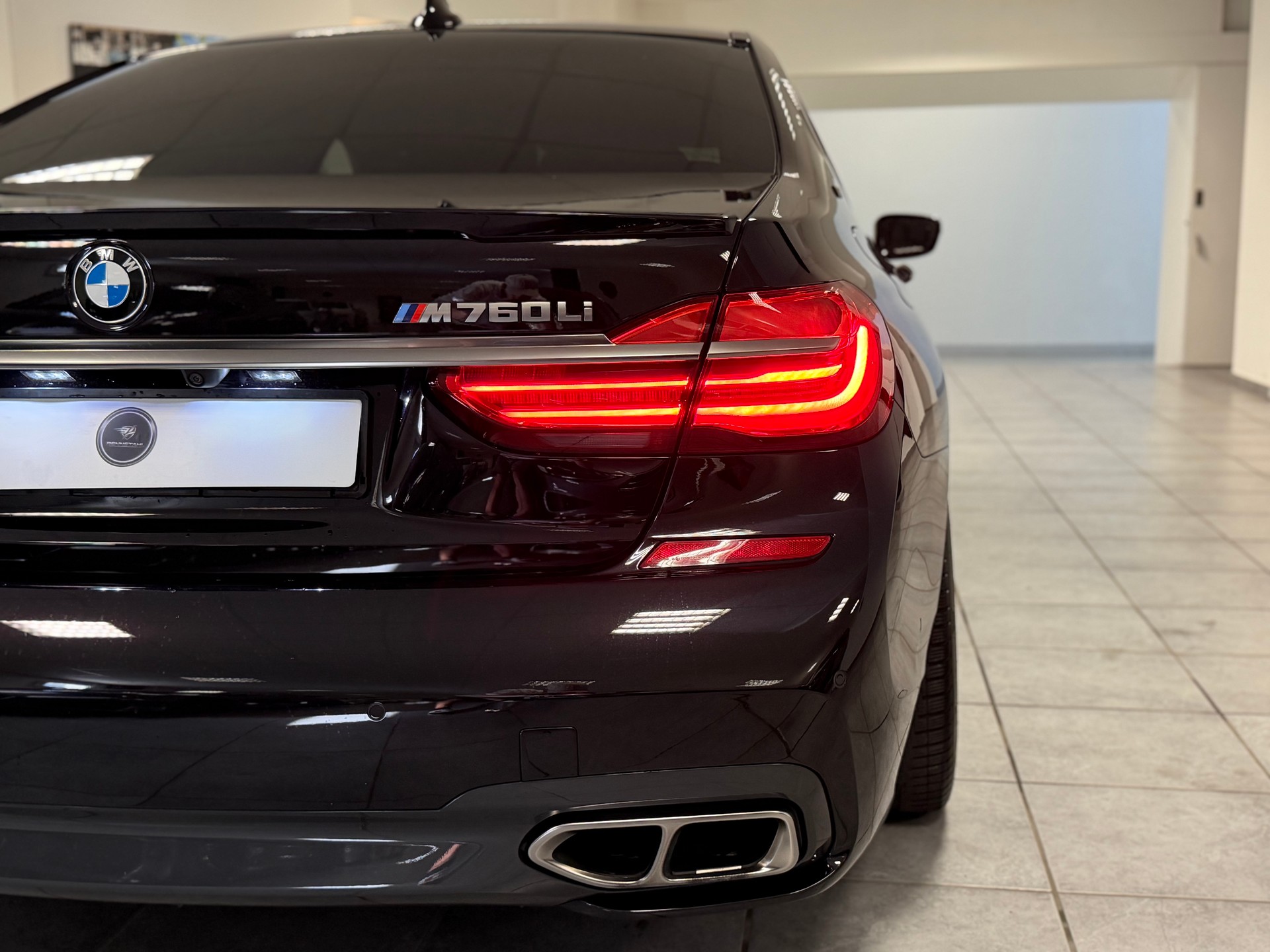 BMW M760Li xDrive Steptronic-image-13