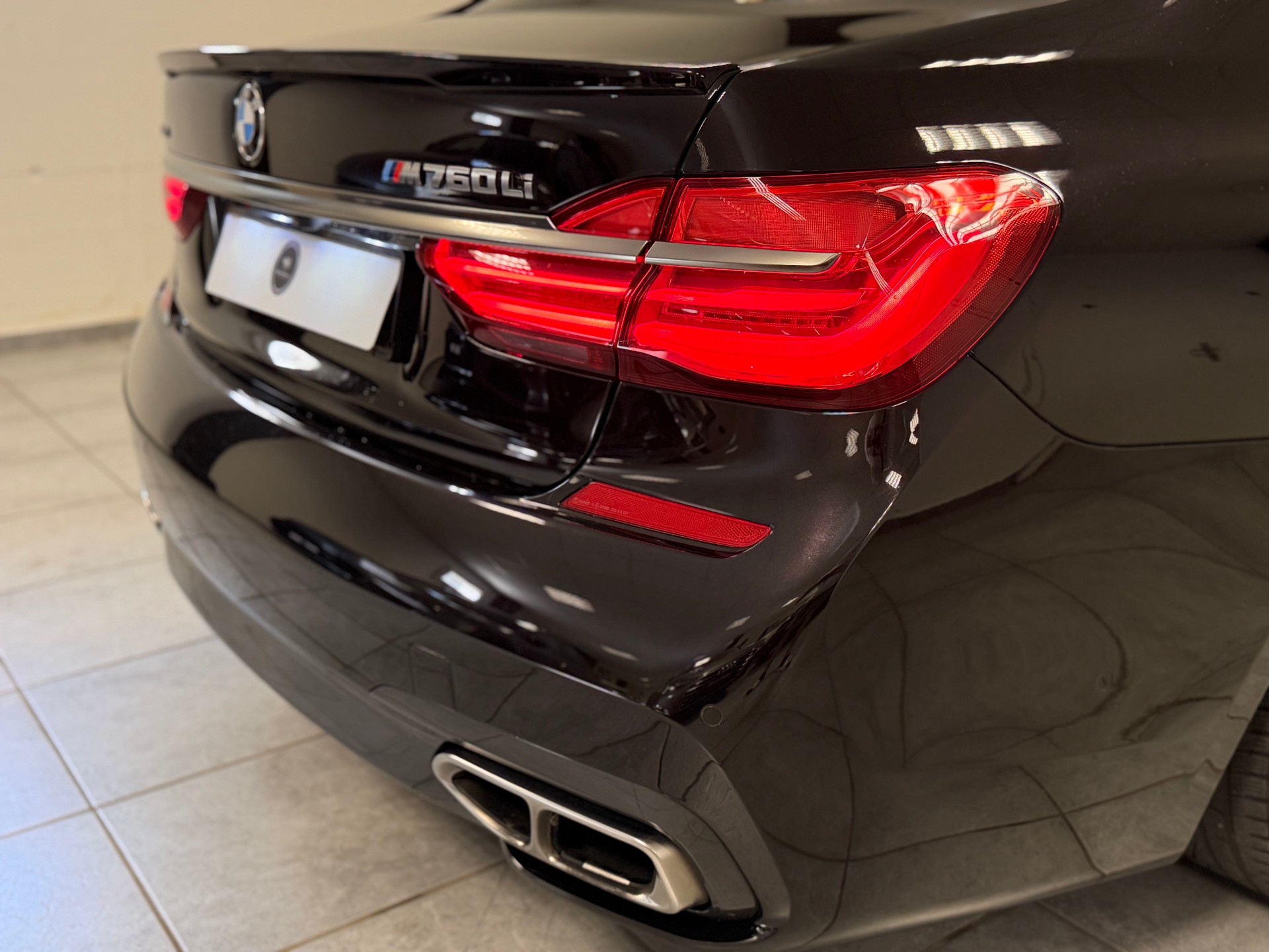 BMW M760Li xDrive Steptronic-image-15