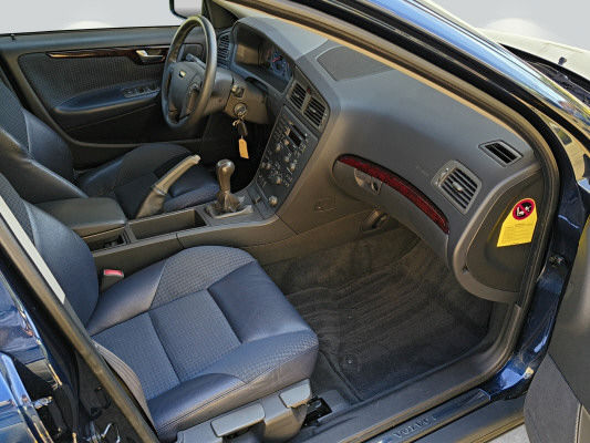 VOLVO V70 2.4T AWD-image-6