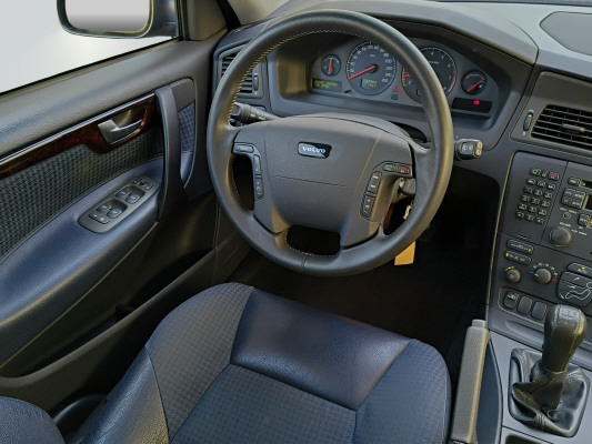 VOLVO V70 2.4T AWD-image-4