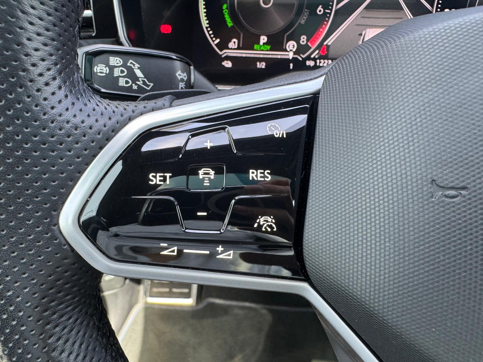 VW Touareg 3.0 TSI eHybrid R Tiptronic-image-11