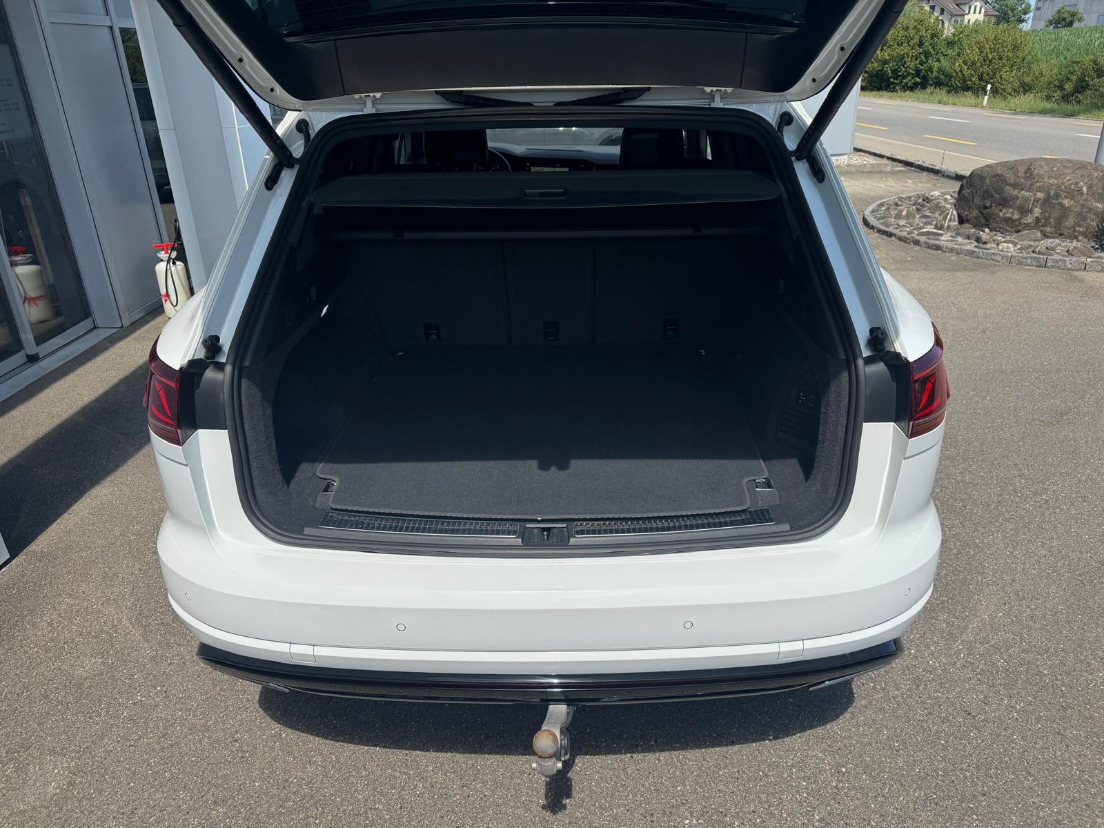 VW Touareg 3.0 TSI eHybrid R Tiptronic-image-4