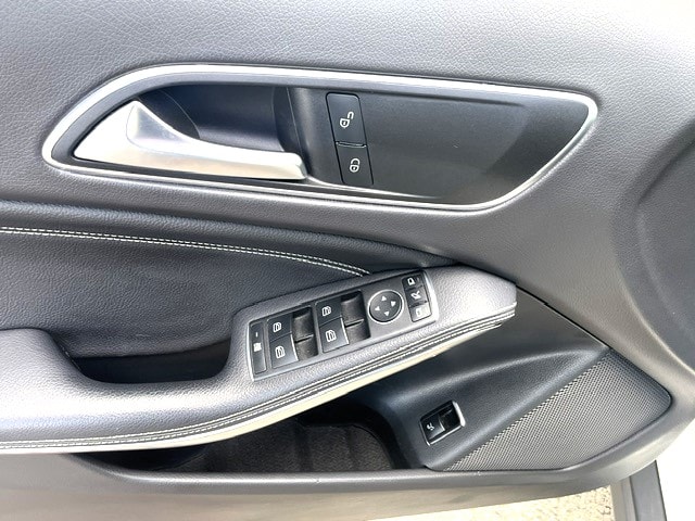 MERCEDES-BENZ GLA 200 Urban 7G-DCT-image-8