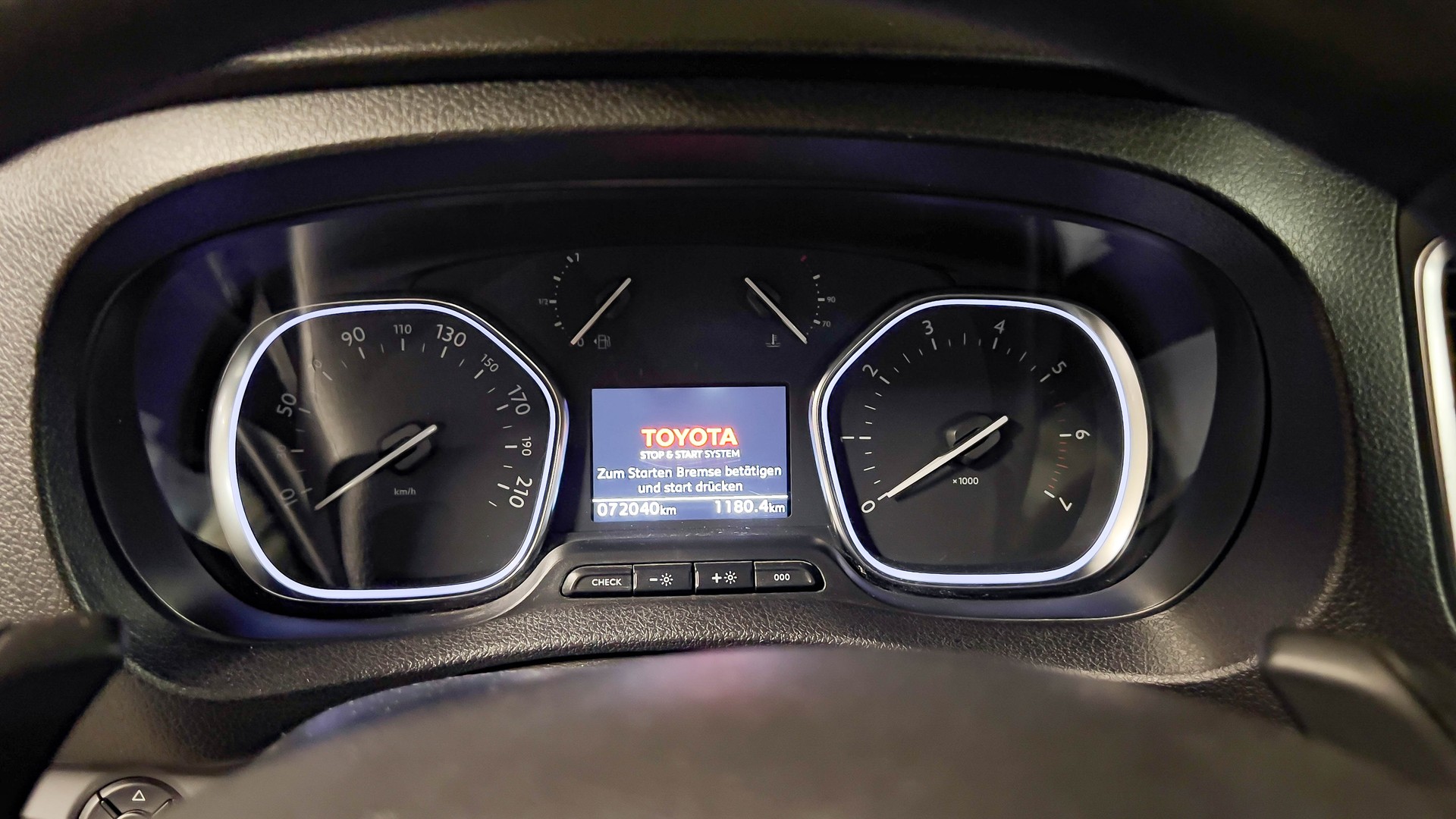 TOYOTA Firenze - Autarker Camper Van-image-3