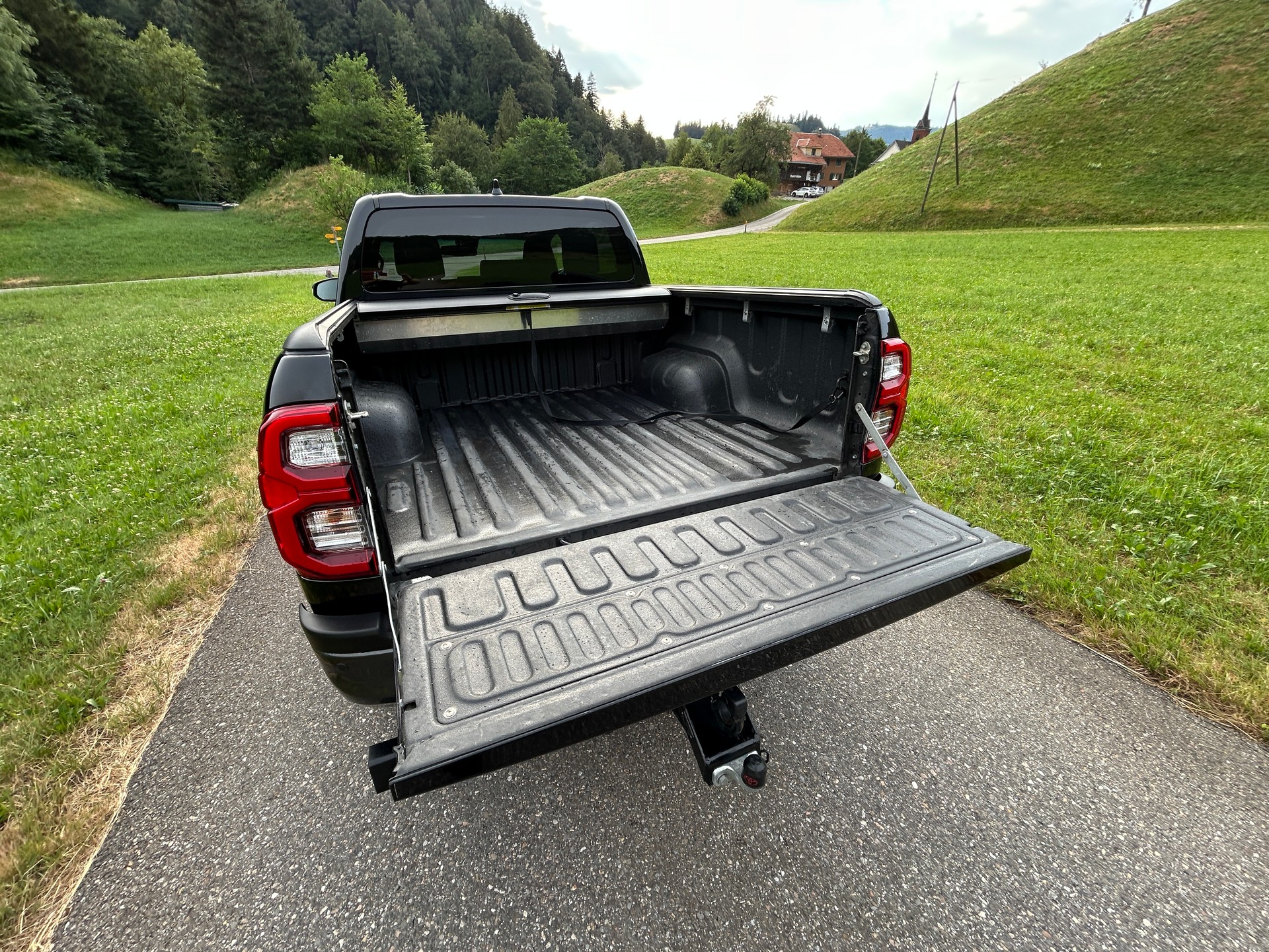 TOYOTA Hilux 2.8D GR Sport 230PS Double Cab 4x4 A-image-7