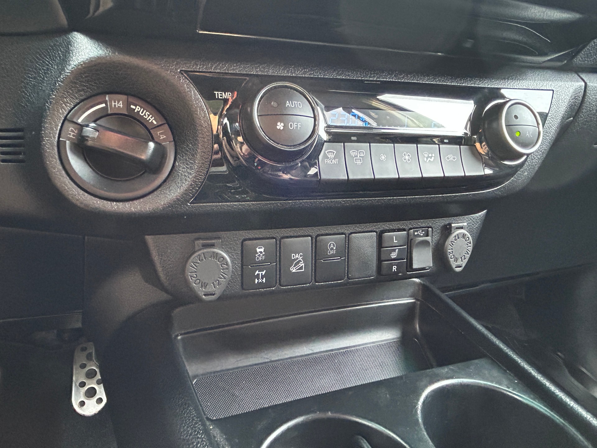 TOYOTA Hilux 2.8D GR Sport 230PS Double Cab 4x4 A-image-12
