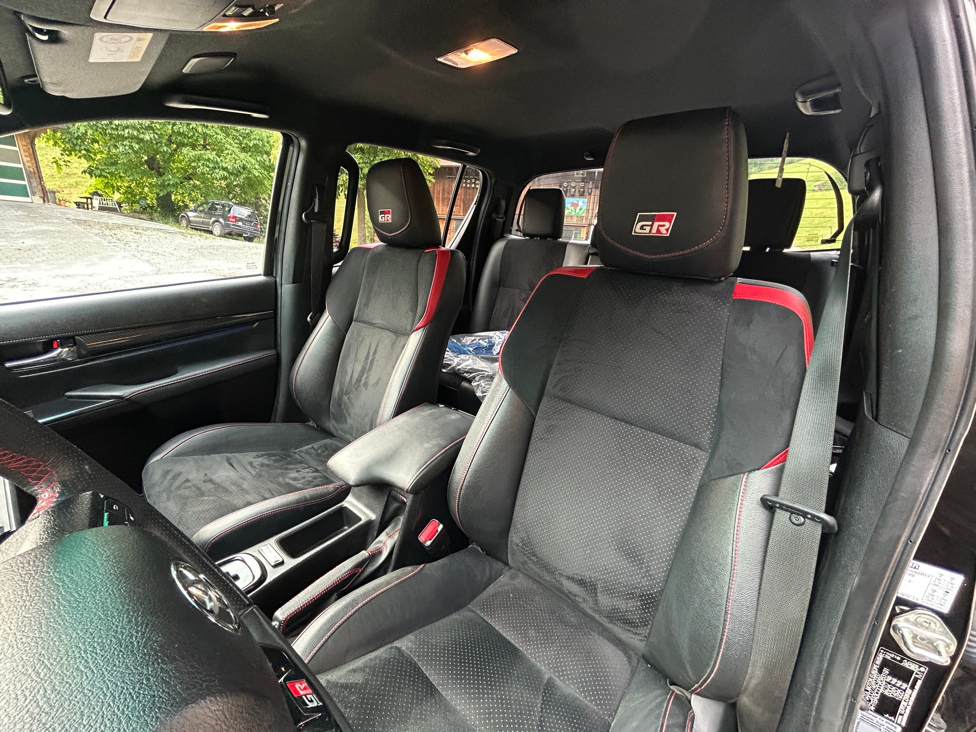 TOYOTA Hilux 2.8D GR Sport 230PS Double Cab 4x4 A-image-9