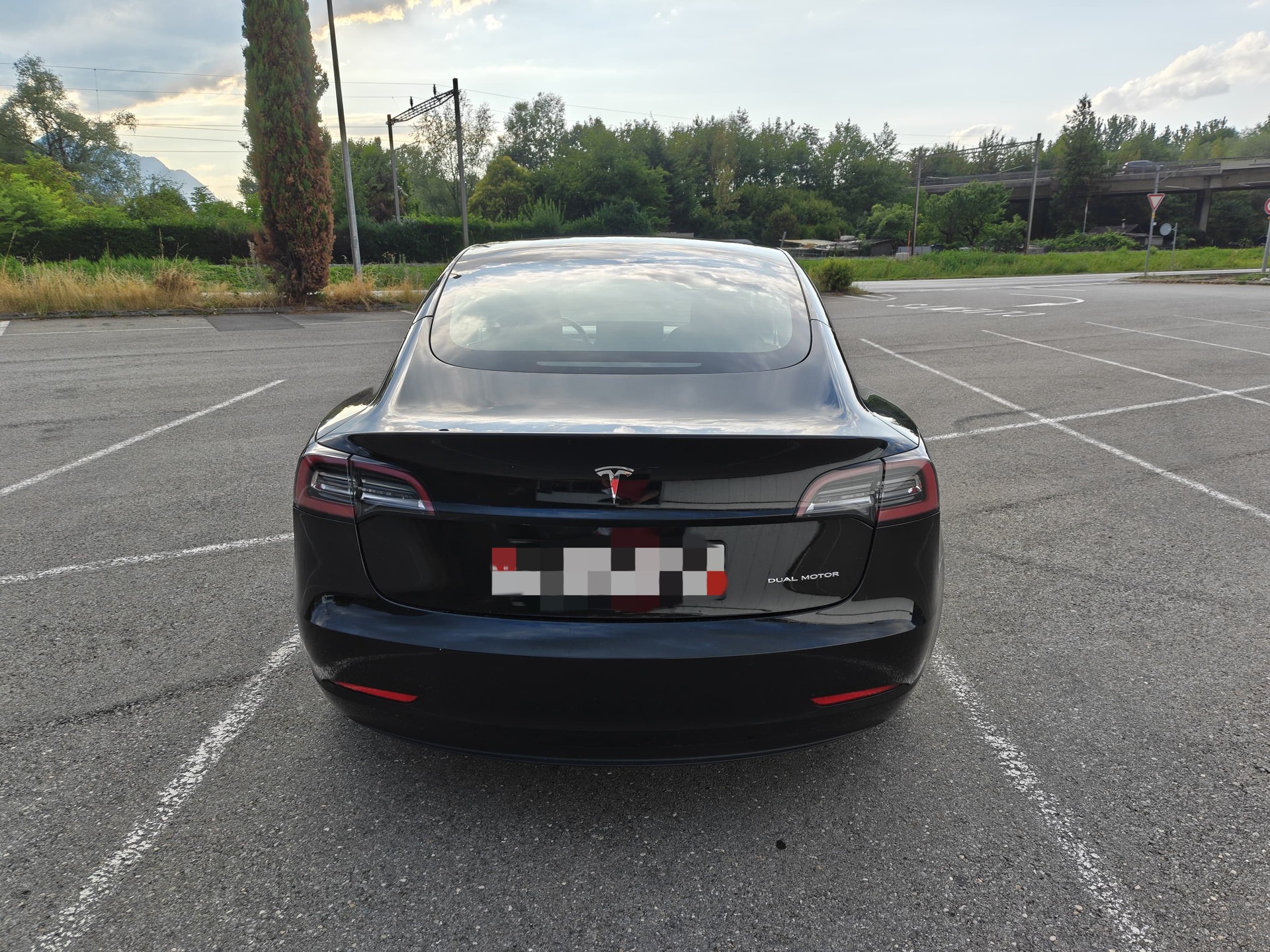 TESLA Long Range Dual motors-image-1