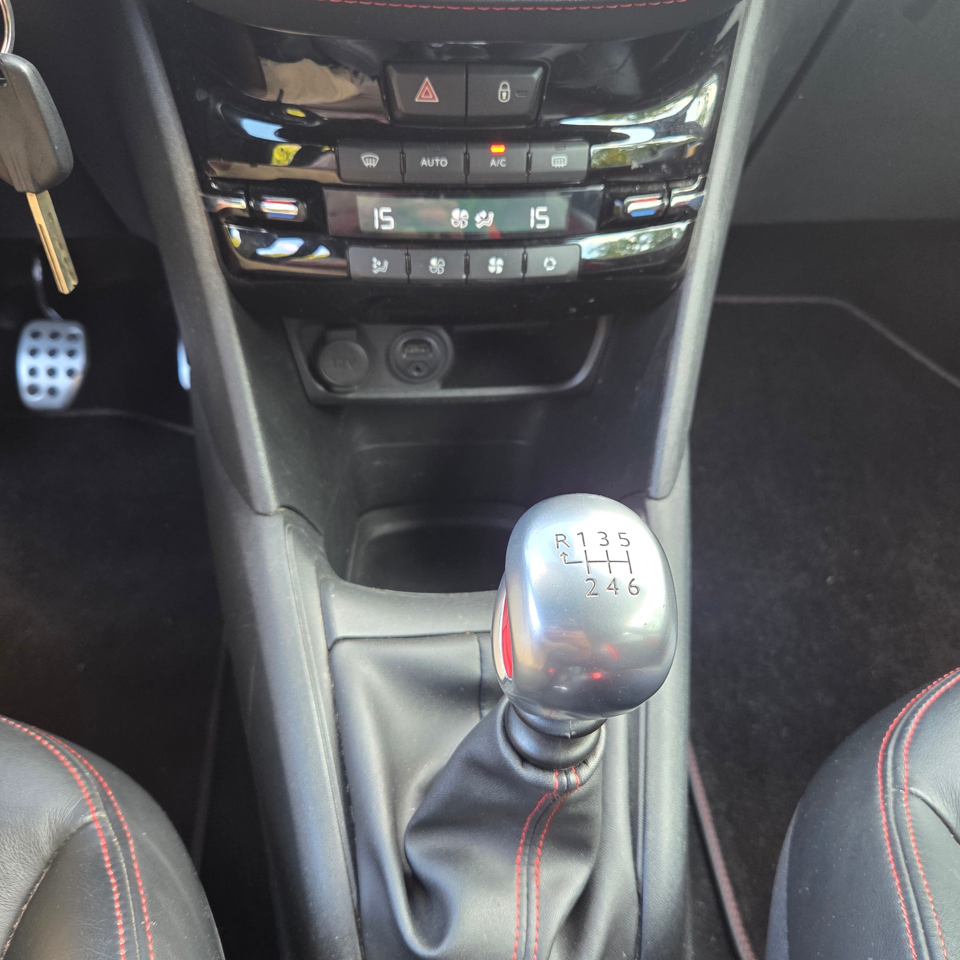PEUGEOT 208 1.6 Turbo GTi-image-13