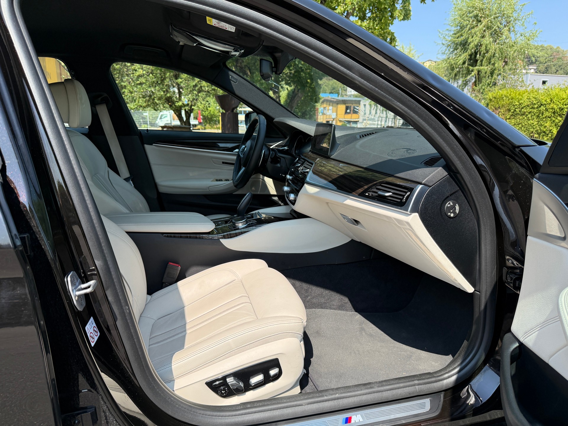 BMW 540i xDrive Touring M Sport Steptronic-image-14