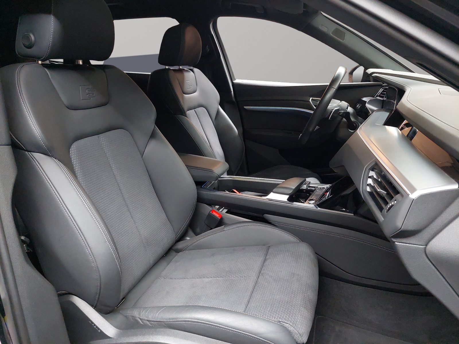 AUDI e-tron 55 S Line Black Edition quattro-image-8
