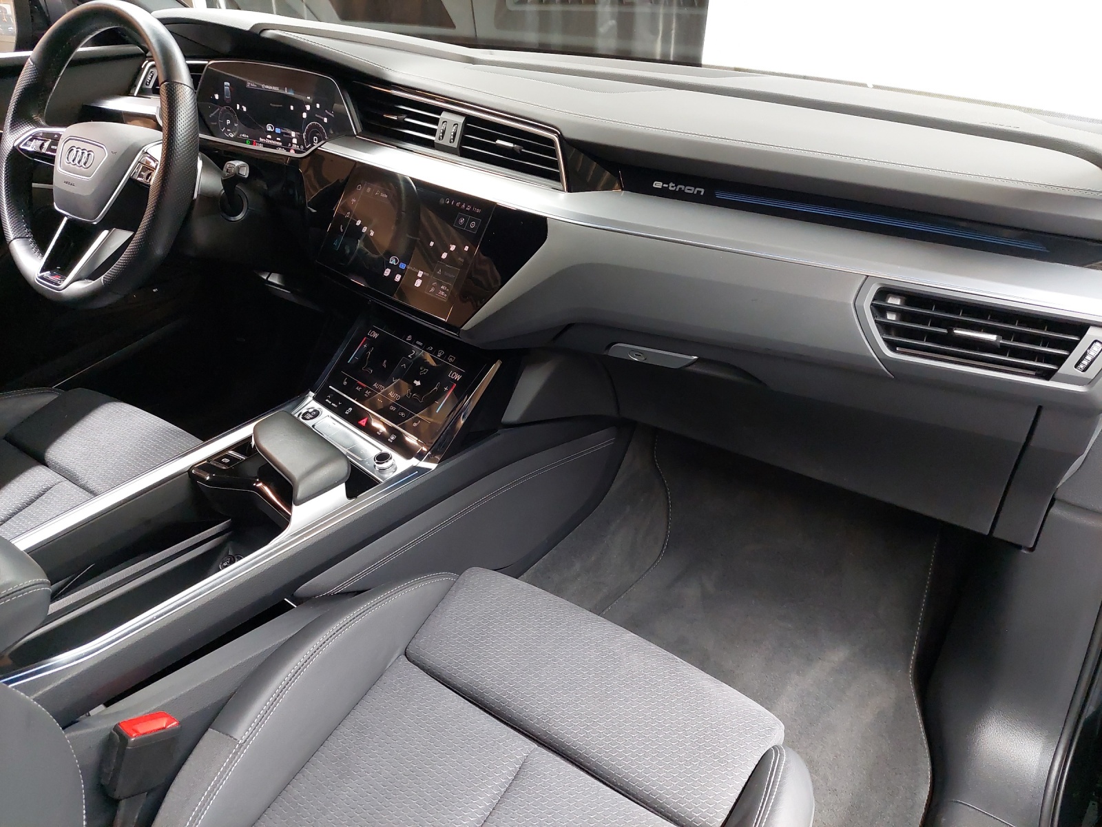 AUDI e-tron 55 S Line Black Edition quattro-image-9