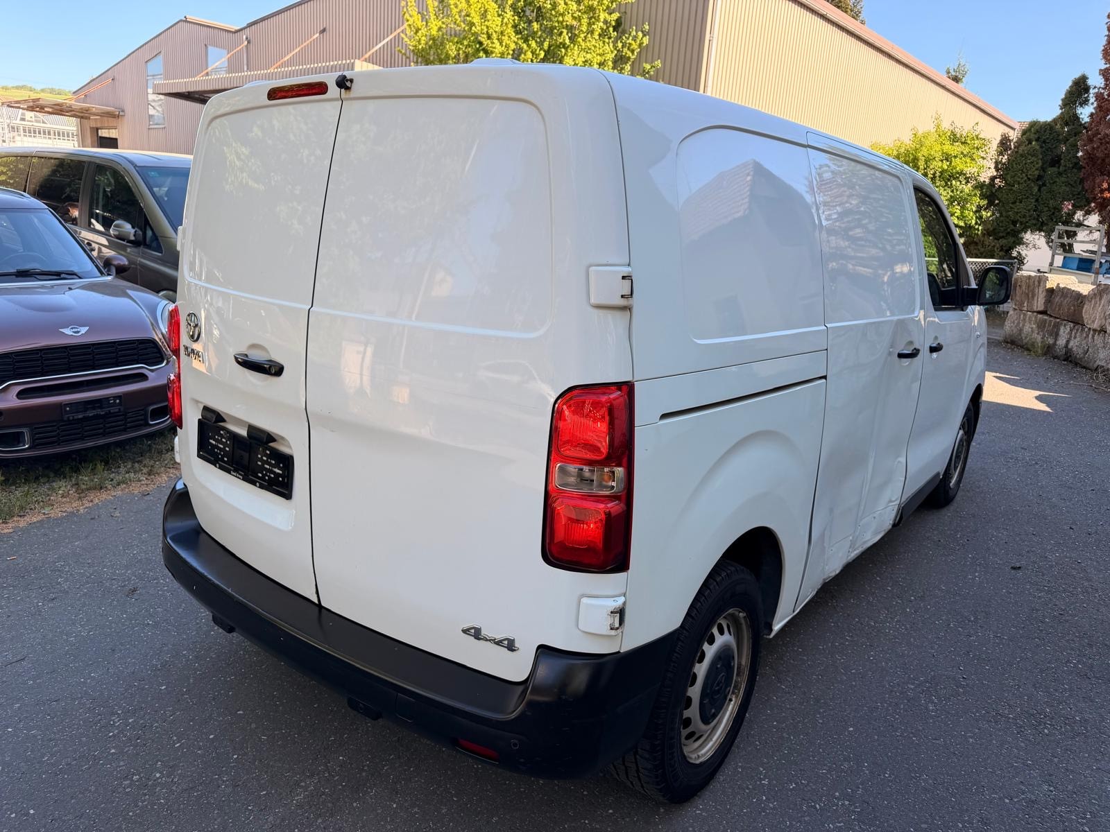TOYOTA Proace 2.0D Glass Van L1 Terra Medium 4x4-image-2