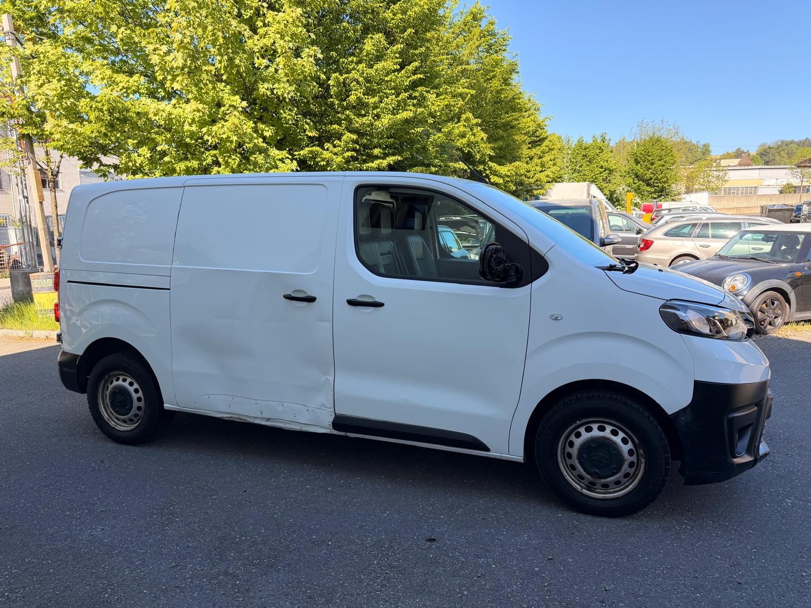TOYOTA Proace 2.0D Glass Van L1 Terra Medium 4x4-image-1