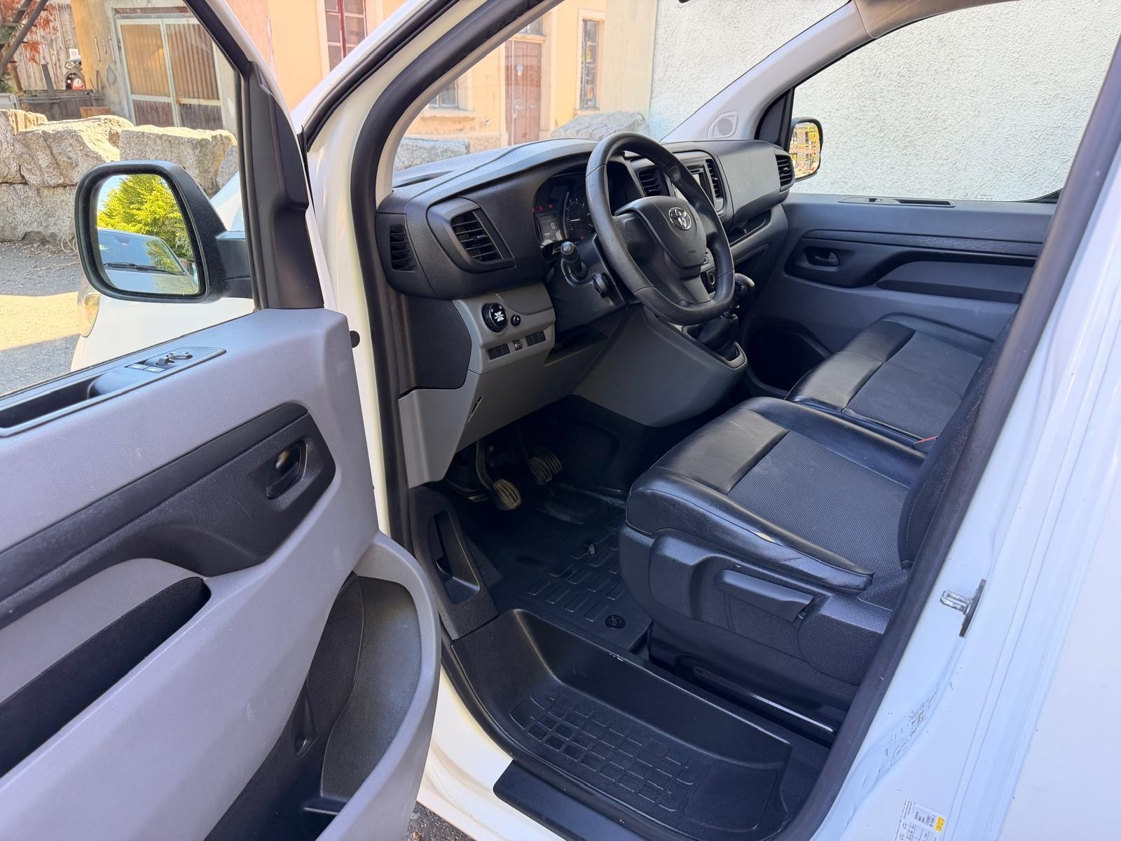 TOYOTA Proace 2.0D Glass Van L1 Terra Medium 4x4-image-10