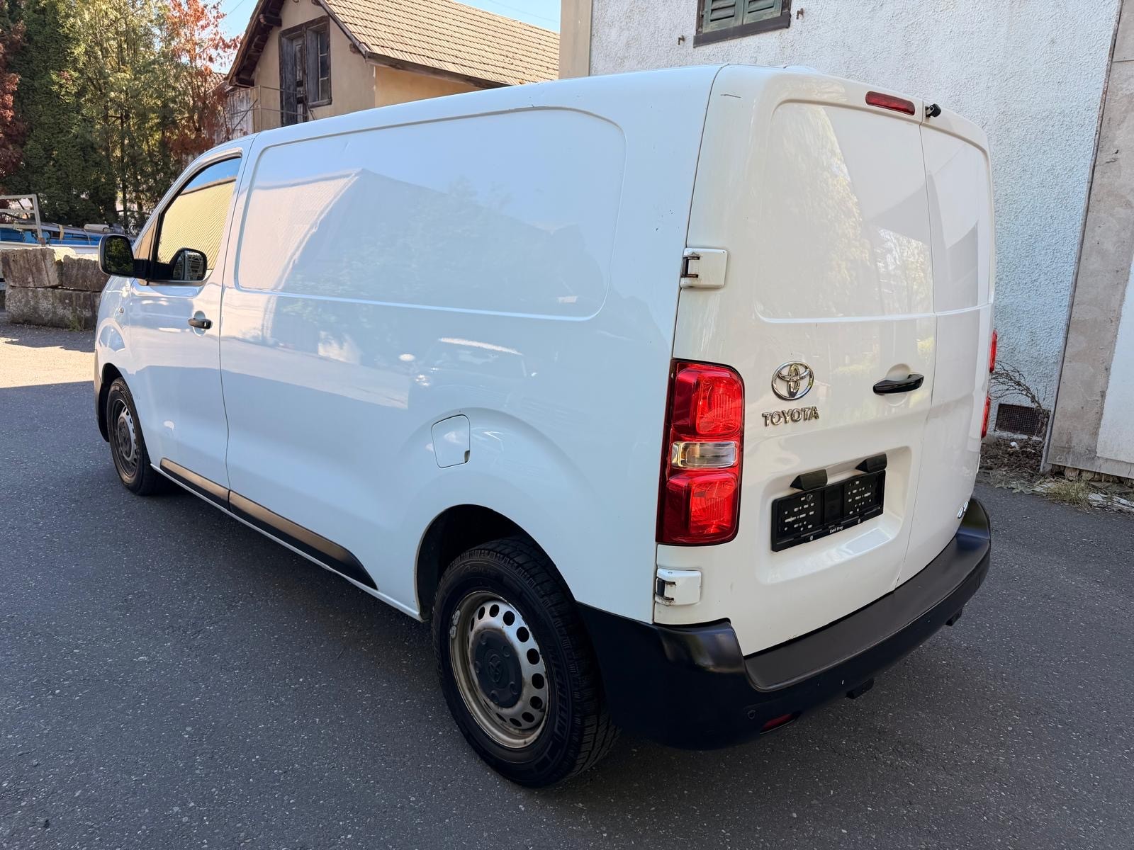 TOYOTA Proace 2.0D Glass Van L1 Terra Medium 4x4-image-3