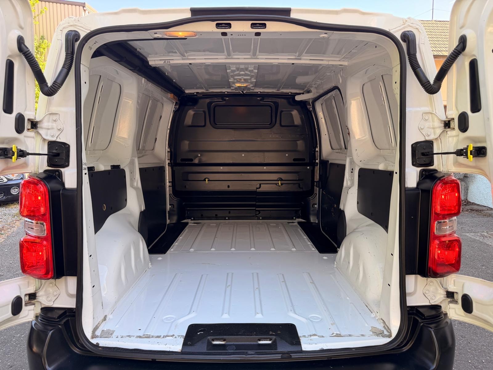 TOYOTA Proace 2.0D Glass Van L1 Terra Medium 4x4-image-4