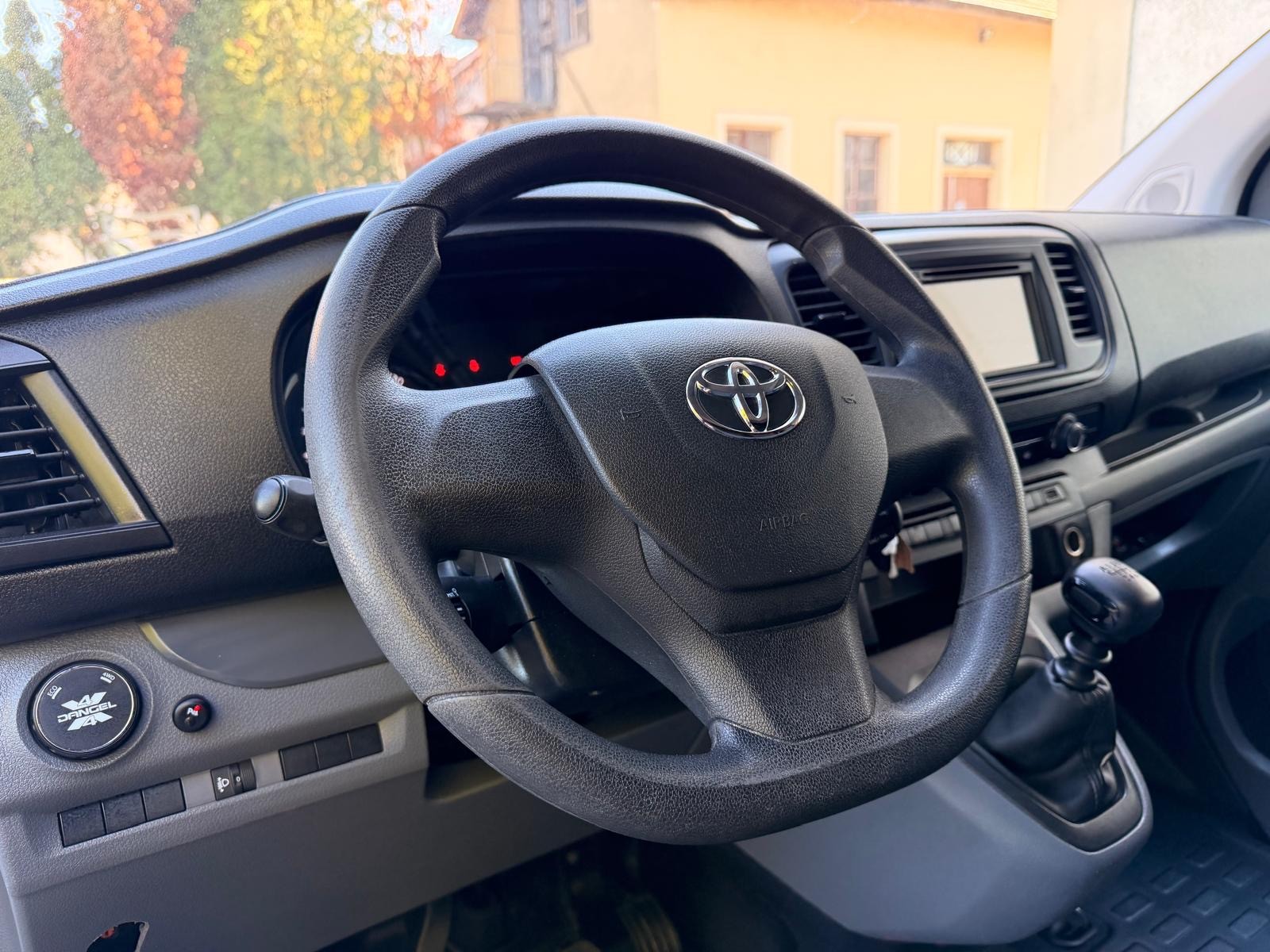 TOYOTA Proace 2.0D Glass Van L1 Terra Medium 4x4-image-11