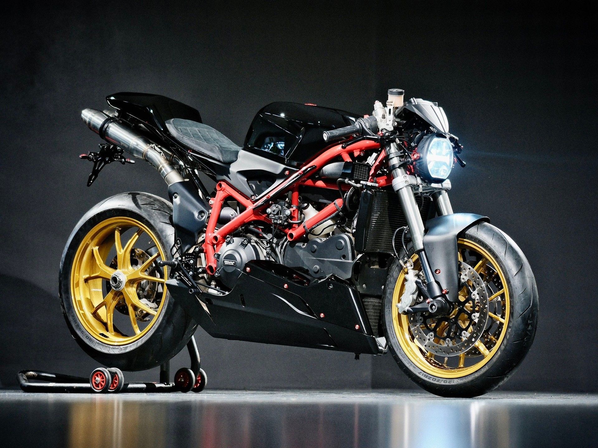 DUCATI 848 Superbike-showroom-element-1